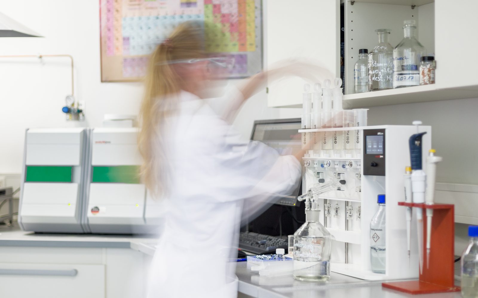 Bewegungsunscharfe Laborszene bei AZBA