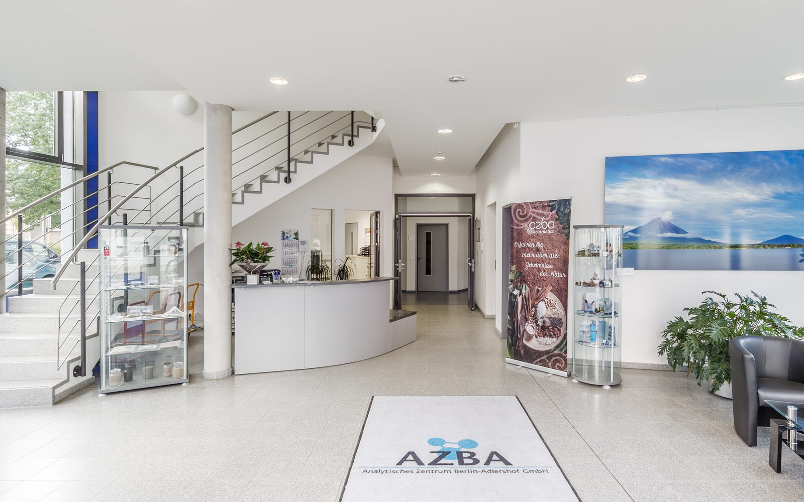 Heller Empfangs- und Bürobereich bei AZBA in Berlin-Adlershof